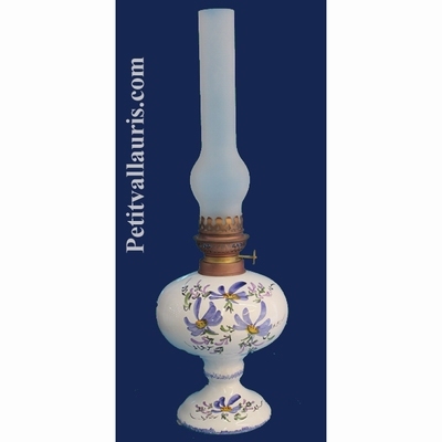 LAMPE BEC A PETROLE DECOR FLEURS BLEUES