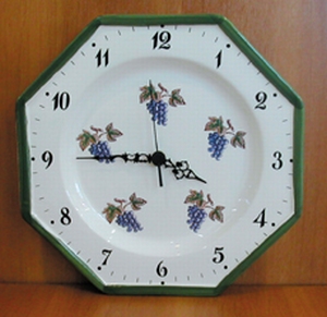 HORLOGE MURALE OCTOGONALE EN FAIENCE DECOR RAISINS