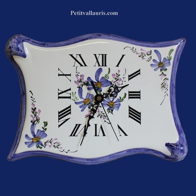 HORLOGE FAIENCE MODELE PARCHEMIN DECOR FLEURS BLEUES