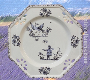 ASSIETTE OCTOGONALE AJOUREE DECOR TRADITION MOUSTIERS BLEU