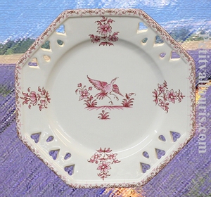 ASSIETTE OCTOGONALE AJOUREE DECOR TRADITION MOUSTIER ROSE PM