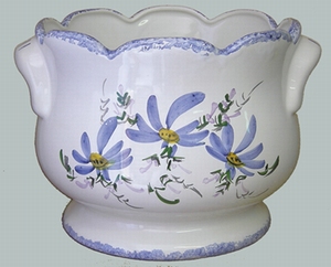 CACHE POT FESTONNE ANSE DECOR FLEURS BLEUES