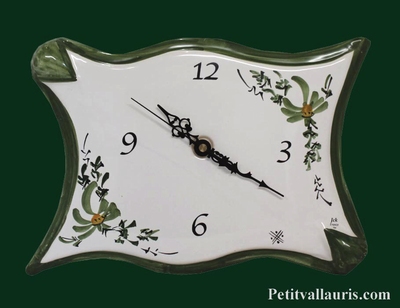 HORLOGE FAIENCE MODELE PARCHEMIN DECOR FLEURS VERTES