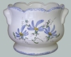 CACHE POT FESTONNE ANSE DECOR FLEURS BLEUES 