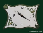 HORLOGE FAIENCE MODELE PARCHEMIN DECOR FLEURS VERTES 